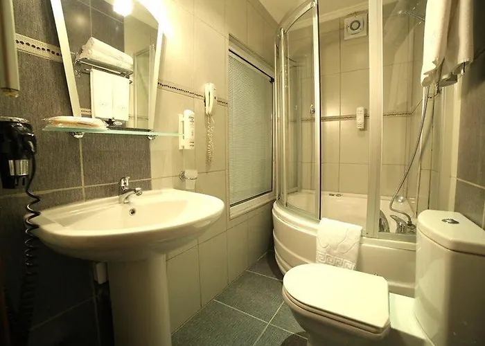 מלון Tria Elegance 4*