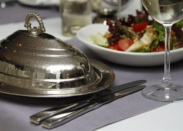 Tria Elegance מלון