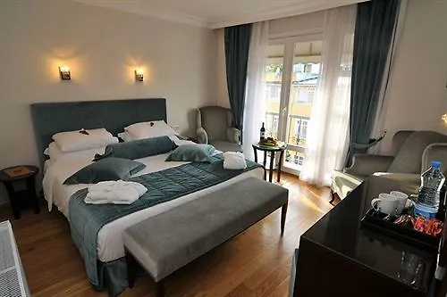 Tria Elegance מלון