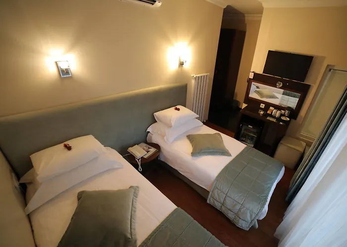 מלון Tria Elegance