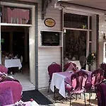 Tria Elegance